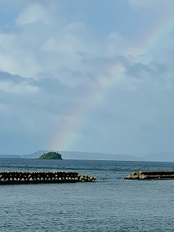 虹 スマホ撮影 鹿児島カメラ部 空 小島 名もなき島 虹のビーム