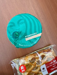 スタバなう（嘘。それにしてもストローの差し方よ）