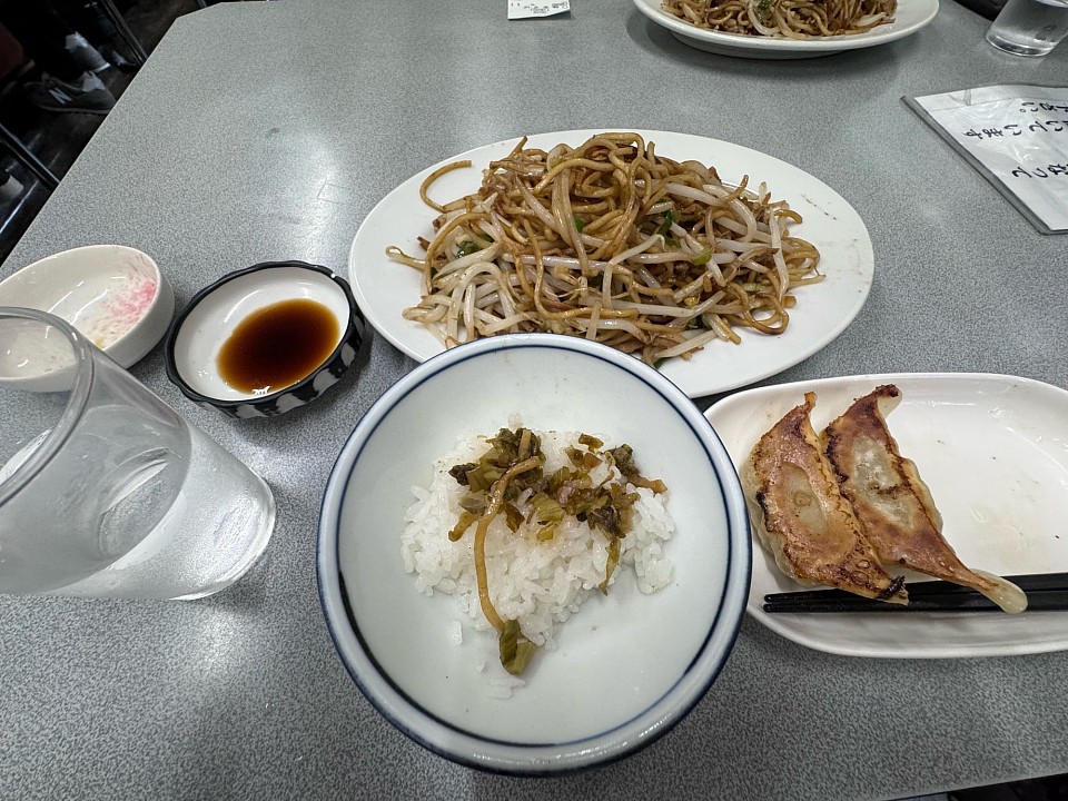 久留米中央亭にて。食事中はスマホ🆖なので、急いで撮った一枚。A定食、¥950。ご飯と餃子は半分食べた後です。