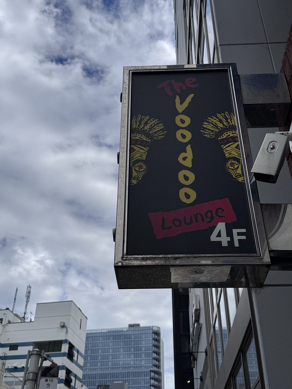 この日のライブ会場となった、Voodoo lounge。アブラーズ的にもお初の会場だった模様。周辺にも同じ様なライブ会場が多く、道路挟んで向かい側でも、別のライブの入場待ちの長い列ができていた。