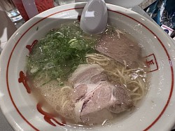 フォロワーさん達と食べた豚骨ラーメン🍜長浜ラーメンのお店だったみたい。賑わってました！