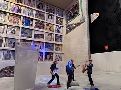 Music bar MaYaさんにて。壁一面に飾られたシングルレコード、オーナーさんのコレクションかな？80年代にタイムスリップ。圧倒されます‼️