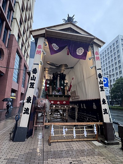 霧雨の中の、飾り山。駅までの道の途中に、どーんと登場。勇壮‼️