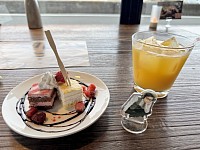写真と本文は全く関係ありませんが、先日行ったカフェで食べたプチケーキとオレンジジュース。初めて行ったお店だったけど、いい雰囲気で美味しかった。また行こう。