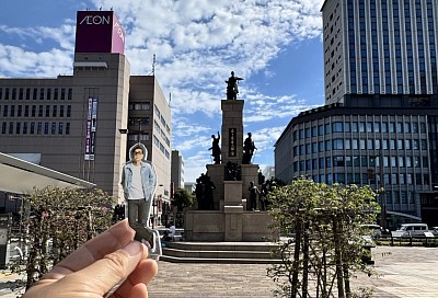 若き薩摩の群像。中央駅前のスポットにて、アリバイ写真撮影（笑）