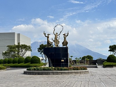 ホール前にて。桜島が目の前に見える絶好のロケーション。子供の頃から何度か来ているが、敷地内にこんなに銅像があったのかと新たな発見だった。