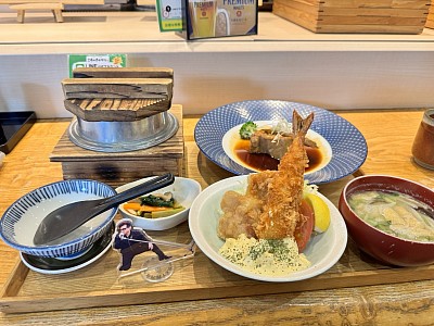こめやさかなや、選べるおかず定食。揚げ物のこのボリューム❣️見えにくいけどフライの下のサラダもボリューミーで、タルタルソースも美味しかったです❣️