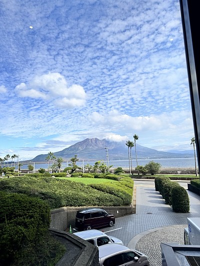 川商ホールのロビーから、桜島を望む。後日、バンマスの大島賢治さんのインスタにも同じようなアングルの桜島の写真がアップされてて感動した。