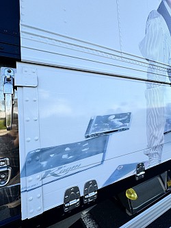 これは分かりやすい。ここにチェのシングル置いて〜そしてこっちに…とスタッフさんとわいわい言いながら配置したのかな。撮影風景を想像するのも楽しい。