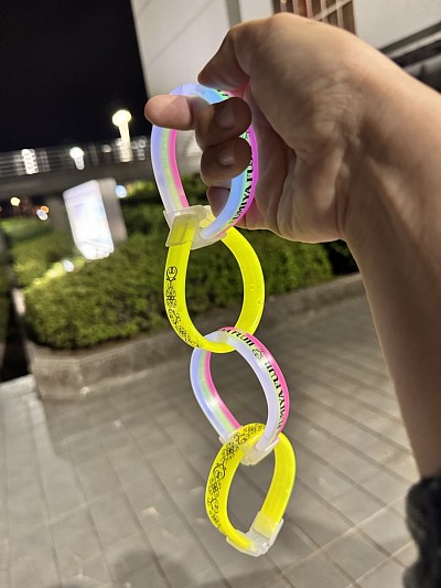 定番のツアーグッズ、サイリウム。2本入りをふたつ買って、4連の輪っかにするのがほそゆか流。ホントは他の人みたいに手首に通したいけど、ごんぶとの腕に巻けないんだよぉ〜（泣）