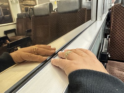 帰りの車中で。ツアーグッズの透かしリング、ライブで夢中になって失くしたり落とす人がいると聞いて心配だったけど、私の極太の指にしっかりハマってくれてました（笑）