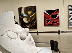 彫像、絵、写真と多彩な作品を遺した岡本太郎。まさにマルチクリエイターだったのです。